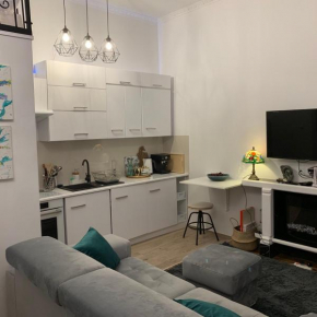 Charming studio apartment in the heart of the Jewish District!